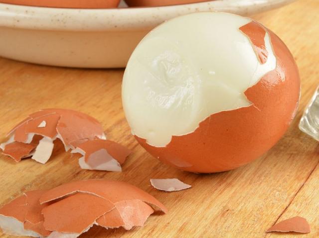Glavni razlog zbog kog se kuvana jaja teško ljušte